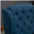Fauteuil d’Appoint à Ailes Capitonné – Accoudoirs Roulés, Structure Ro